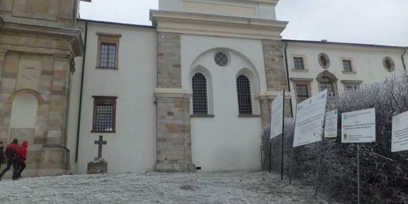 sWidok klasztoru z kaplicą na Świętym Krzyżu