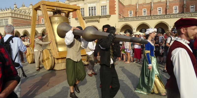 Barwny korowód z repliką Zygmunta (2)