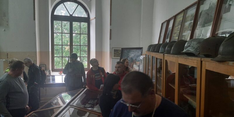 Izba Tradycji Zespołu Szkół Ponadpodstawowych Nr 1 im. 10 Pułku Piechoty w Łowiczu.