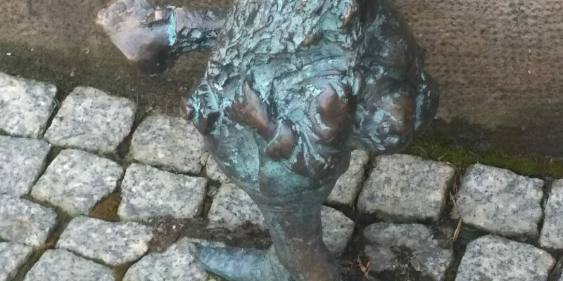 Krasnal z biletem na pociąg – niby się spieszył, ale… (1)