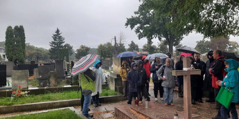 Na kwaterze wojennej żołnierzy WP poległych we wrześniu 1939 roku na cmentarzu katedralnym w Łowiczu.