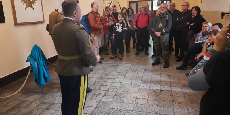 Spotkanie z rekonstruktorami ze Stowarzyszenia Historycznego im. 10 Pułku Piechoty na terenie Zespołu Szkół Ponadpodstawowych Nr 1 im. 10 Pułku Piechoty w Łowiczu. (1)