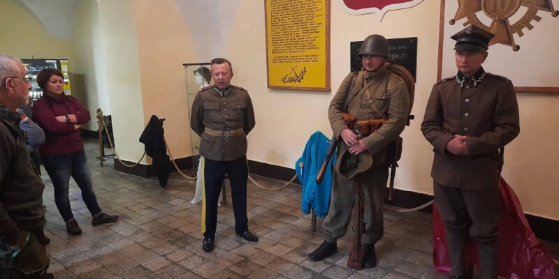 Spotkanie z rekonstruktorami ze Stowarzyszenia Historycznego im. 10 Pułku Piechoty na terenie Zespołu Szkół Ponadpodstawowych Nr 1 im. 10 Pułku Piechoty w Łowiczu.