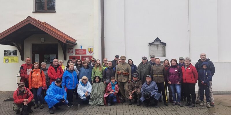 Uczestnicy rajdu przed Zespołem Szkół Ponadpodstawowych im. 10 Pułku Piechoty w Łowiczu.