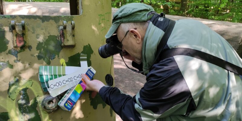 Dobór kolorów przez J. Sadowskiego (fot. Dariusz Dębski)