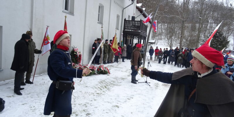 Pokaz szermierski przez grupę rekonstrukcyjną. (fot. Józef Partyka)
