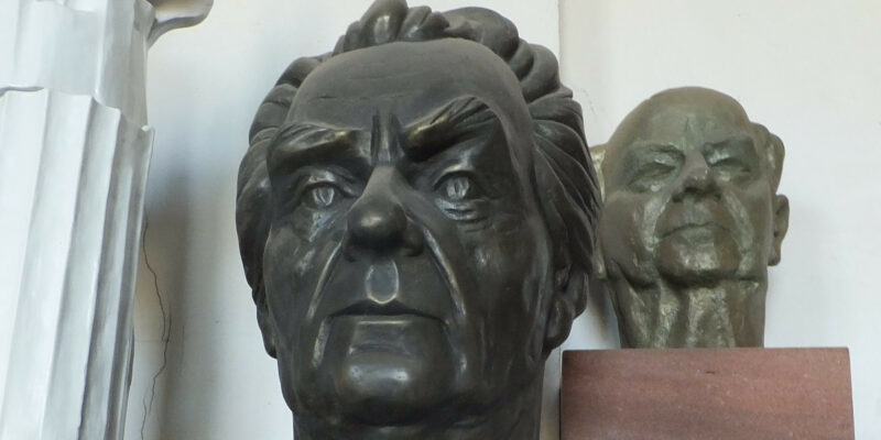 Popiersie Wiesława Myśliwskiego.(fot. Alicja Mężyk)