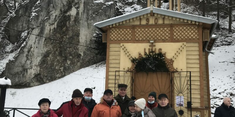 Reprezentacja Oddziału Krakowskiego PTTK ze sztandarem. (fot. Teresa Wolnicka-Ogiegło)