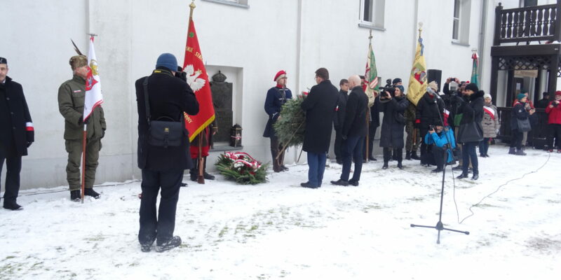 Składanie kwiatów pod tablicą pamiątkową. (fot. Józef Partyka).