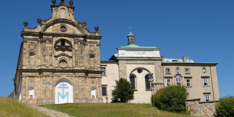 Św. Krzyż, klasztor (fot. Jakub Hałun, Wikipedia)