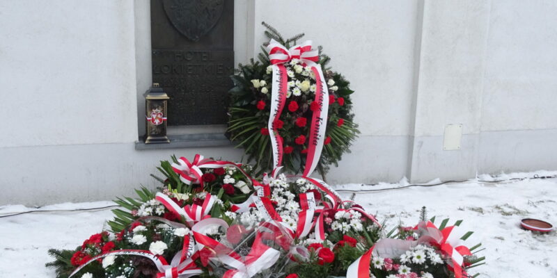 Wiązanki kwiatów pod tablicą powstania styczniowego w Ojcowie. (fot. Józef Partyka).