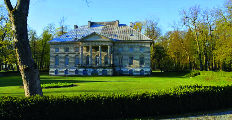 Młochów – pałac z ziemniakiem w tle